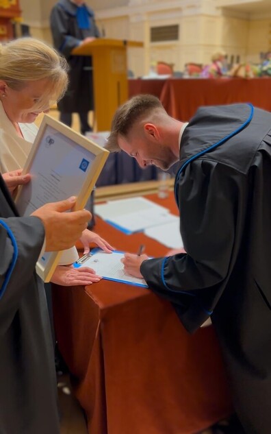 Mikołaj Kawka signing the attorney-at-law professional oath